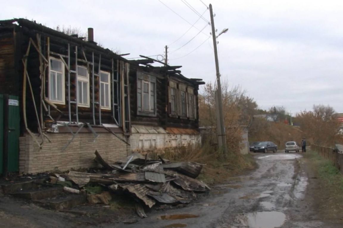 В Каменске-Уральском сотрудник ГИБДД спас жителей горящего дома -  «Уральский рабочий»